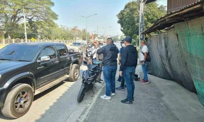 เลิ่กลั่กทั้งแก๊ง! ตร.เก๊ขับรถจี้เก๋งให้จอด ขอค้นรถ สุดท้ายเกม เจอตร.จริง หนีอย่างไว 1-696x417.jpg