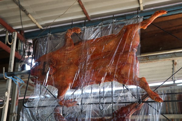 หมูหันเจ๊ระเบียบเจ้าดังเมืองอ่างทองโอด ได้รับผลกระทบหมูแพง-ขาดตลาด ต้องปรับขึ้นราคา 200-550 บาทต่อตัว 565000000164901.jpg