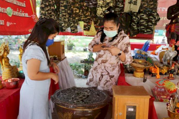 คอหวยคึกคัก แห่ส่องเลขเด็ด อ่างน้ำมนต์ “ไอ้ไข่” ที่วัดโบสถ์ราษฎร์ศรัทธา คอหวยคึกคัก-แห่ส่องเลขเด็ด-อ่างน้ำมนต์-“ไอ้ไข่”-ที่วัดโบสถ์ราษฎร์ศรัทธา-–-ไทยรัฐ