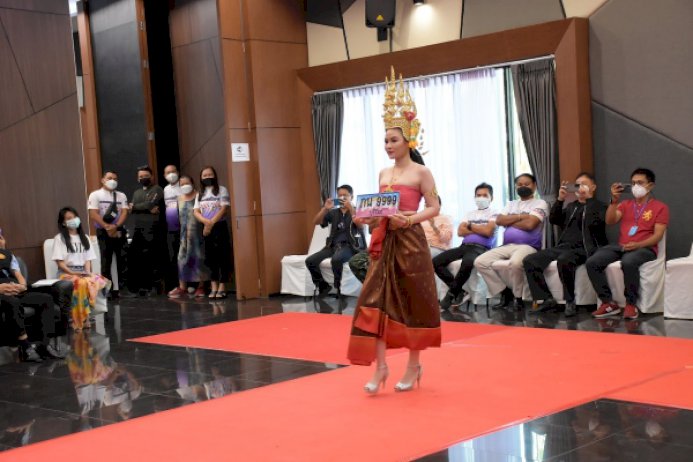 หลายจังหวัดสนใจป้ายทะเบียนรถสวยบุรีรัมย์ เริ่มเคาะประมูลแล้ว หลายจังหวัดสนใจป้ายทะเบียนรถสวยบุรีรัมย์-เริ่มเคาะประมูลแล้ว-–-บ้านเมือง