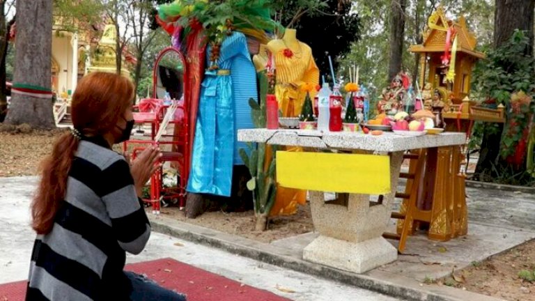 สมหวังงวดที่แล้ว! ชุดไทยแก้บน-ขอหวยแม่ตะเคียน 100 ปี วัดดังอ่างทอง สมหวังงวดที่แล้ว!-ชุดไทยแก้บน-ขอหวยแม่ตะเคียน-100-ปี-วัดดังอ่างทอง-–-ข่าวสด-–-ข่าวสด