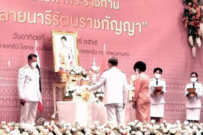 “อ่างทอง” ร่วมพิธีรับมอบลายผ้าพระราชทาน “ผ้าขิดลายนารีรัตนราชกัญญา” “อ่างทอง”-ร่วมพิธีรับมอบลายผ้าพระราชทาน-“ผ้าขิดลายนารีรัตนราชกัญญา”-–-สยามรัฐ