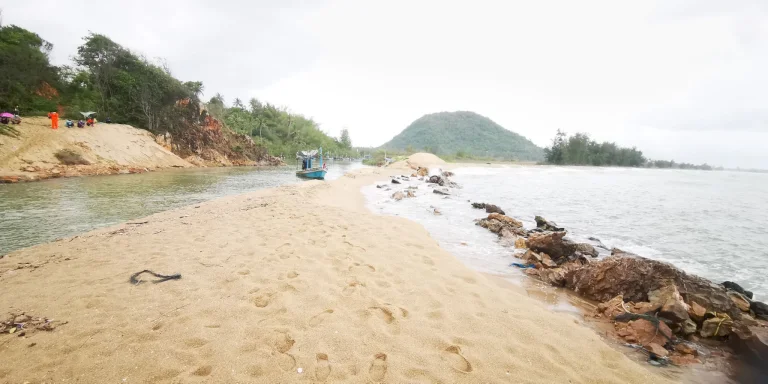 ผู้ว่าฯ ประจวบฯ เร่งหาทางแก้ปัญหา “คลื่นซัดทราย” ปิดปากคลอง ผู้ว่าฯ-ประจวบฯ-เร่งหาทางแก้ปัญหา-“คลื่นซัดทราย”-ปิดปากคลอง-–-คมชัดลึก