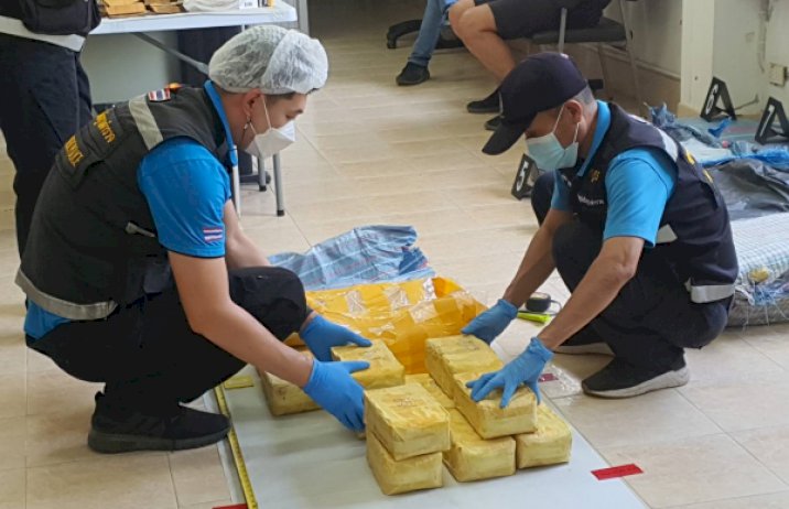 ไล่ล่าระทึกข้ามจังหวัด แก๊งขนยาซิ่งรถหนีแต่ไม่รอด ยึดยาบ้า 1.3 ล้านเม็ด ไล่ล่าระทึกข้ามจังหวัด-แก๊งขนยาซิ่งรถหนีแต่ไม่รอด-ยึดยาบ้า-1.3-ล้านเม็ด