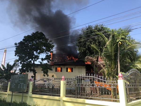 ไฟไหม้กุฎิ พระชราวัย 64 ปีสำลักควันไฟหมดสติกูภัยช่วยออกมาได้นำส่งโรงพยาลอาการปลอดภัย 565000001997601.jpg