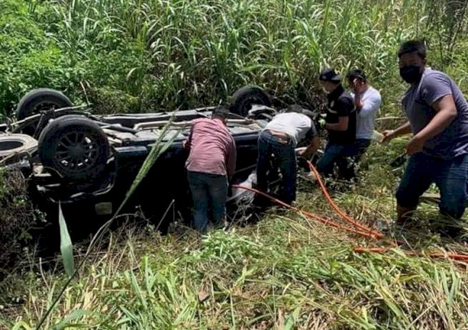 ระทึก! กู้ภัยอ่างทองเร่งช่วยหนุ่มใหญ่ขับกระบะเกิดอาการวูบพลิกคว่ำตกคูน้ำ ระทึก!-กู้ภัยอ่างทองเร่งช่วยหนุ่มใหญ่ขับกระบะเกิดอาการวูบพลิกคว่ำตกคูน้ำ