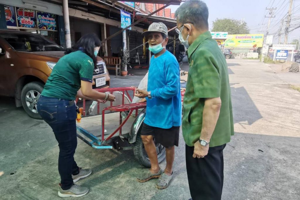 ผู้ว่าฯปู ลงช่วยเหลือชายวัย 76 ปี ขับซาเล้งสายคันเร่งขาดกลางสามแยกป่างิ้วบาดเจ็บเล็กน้อย 3af2e7a53fc2607f9dcdb6beda4e76471b1936ba4e9153db11f6e0f9640e30be.jpg