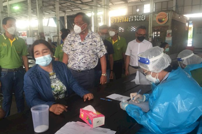 เทศบาลอ่างทองปูพรมตรวจหาเชื้อโควิดตลาดสดเทศบาล2 เหตุพบผู้ป่วย เทศบาลอ่างทองปูพรมตรวจหาเชื้อโควิดตลาดสดเทศบาล2-เหตุพบผู้ป่วย