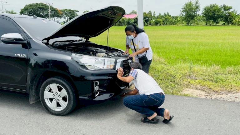 หยุดรถให้ลูกแมวข้ามถนน แต่ “แมวน้อย” กลับกระโดดเข้าไปซุกใต้ท้องรถ หยุดรถให้ลูกแมวข้ามถนน-แต่-“แมวน้อย”-กลับกระโดดเข้าไปซุกใต้ท้องรถ