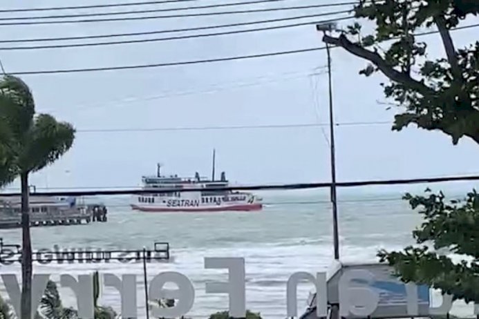 ผู้ว่าฯสุราษฎร์สั่งการปภ.เฝ้าระวังเหตุร้ายเส้นทางทะเลจากคลื่นลมแรง ผู้ว่าฯสุราษฎร์สั่งการปภ.เฝ้าระวังเหตุร้ายเส้นทางทะเลจากคลื่นลมแรง