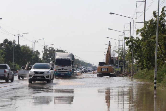 น้ำท่วมอ่างทอง เอ่อทะลักข้ามถนนสาย 33 ป่าโมก-สุพรรณบุรี จนท.เร่งทำคันกั้น น้ำท่วมอ่างทอง-เอ่อทะลักข้ามถนนสาย-33-ป่าโมก-สุพรรณบุรี-จนท.เร่งทำคันกั้น