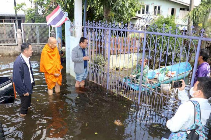 'ทวี' ลุยน้ำเยี่ยมชาวอ่างทอง ซัดรัฐบาลใช้งบกว่า 6 แสนล้าน ยังท่วม-แล้งซ้ำซาก – ข่าวสด 'ทวี'-ลุยน้ำเยี่ยมชาวอ่างทอง-ซัดรัฐบาลใช้งบกว่า-6-แสนล้าน-ยังท่วม-แล้งซ้ำซาก-–-ข่าวสด