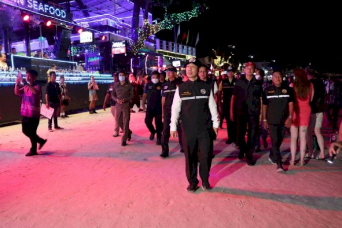 ฝนเทฟูลมูนปาร์ตี้ไม่กระทบนักท่องเที่ยวลุยต่อจนถึงเช้า ฝนเทฟูลมูนปาร์ตี้ไม่กระทบนักท่องเที่ยวลุยต่อจนถึงเช้า