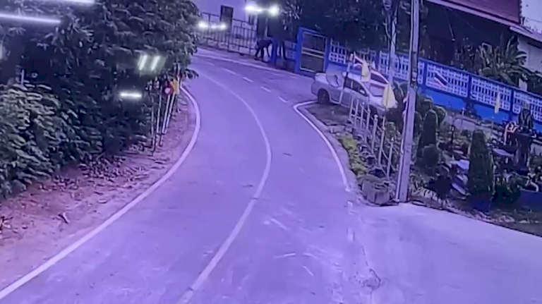 เก๋งพุ่งแหกโค้ง ทะลุ อบต. ชนบ้านพังยับ เก๋งพุ่งแหกโค้ง-ทะลุ-อบต.-ชนบ้านพังยับ