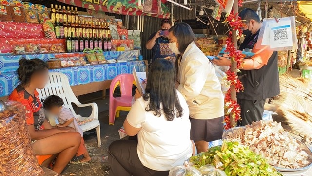 ชีวิตจริงยิ่งกว่าละคร!แม่ชาวกำแพงเพชรเจอแก๊งทวงหนี้-ผัวเก่าตามตบตี หอบลูกขอแม่ค้ามอกล้วยไข่เลี้ยงแทน 566000002128802.jpg