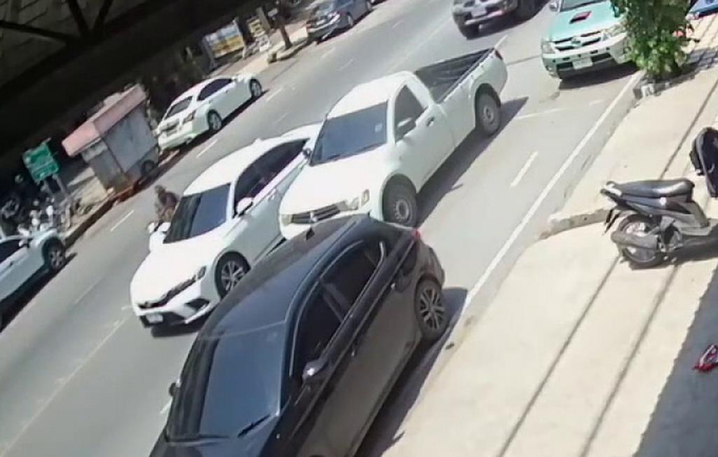 เกิดเหตุระทึกกลางถนนในเมืองอ่างทอง ชายขี่รถจักรยานยนต์ไล่ตามรถเก๋งให้เปิดประตู บอกว่าตามหาลูกสาว 566000004943601.jpg